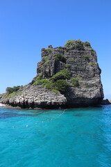 Naklejka premium Roche karstique dans le lagon de Koh Haa, Thaïlande
