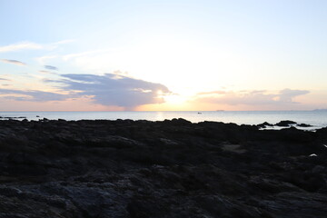 Coucher de soleil sur la mer à Kho Lanta, Thaïlande
