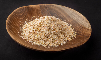 Haferflocken in Eichenholzschale