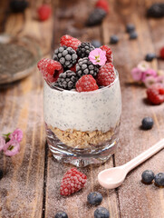 Glas mit Joghurt, Müsli und Beeren