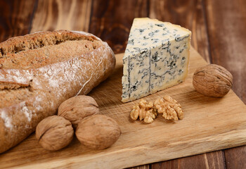 Blauschimmelkäse mit Walnüssen und Brot