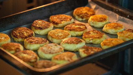 Close-up cheesecakes from cottage cheese fried in cream maste lie