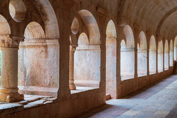 porticato e chiostro di un antica e misteriosa abbazia benedettina