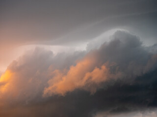 Obraz premium Gewitterwolken im Sonnenuntergang