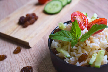 Ensalada de arroz con tomates y pasas