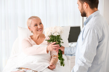 Man visiting his mother in hospital