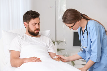 Obraz premium Female doctor working with patient in hospital room