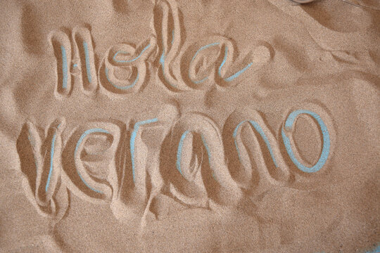 Hola verano escrito en arena de playa