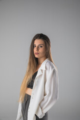 Modelo femenina joven posando en estudio fotográfico.