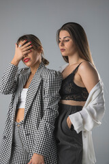 Modelos femeninas  joven posando en estudio fotográfico.