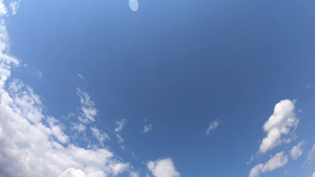 Zeitraffer mit Wolken. Eine Weitwinkel Aufnahme in 4K (UHD) / 16:9 / 60 Mbits / 30 FPS. 

Time lapse with Clouds.  A wide angle shot in 4K (UHD) / 16: 9/ 60 Mbits / 30 FPS.