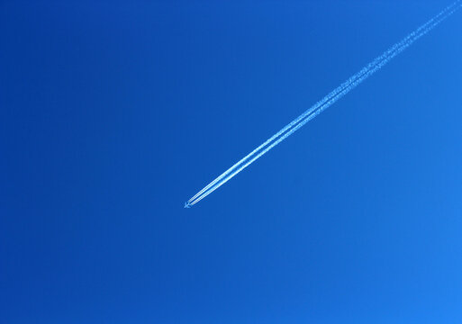 Flugzeug in gro&szlig;er H&ouml;he vor einem tollen blauen Himmel.