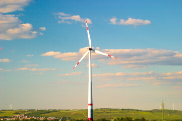 Ein Windrad in einer sehr schönen Landschaft