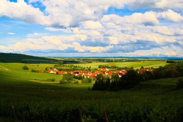 Fototapeta na wymiar Die sehr schöne Aussicht über das Dorf Udenheim