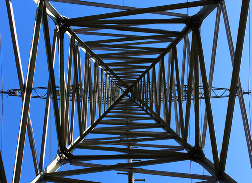 Stromspannungsmast von unten fotografiert. Im Hintergrung der tolle blaue Himmel.