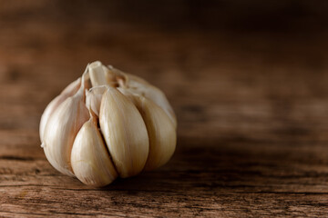 Ajo sobre fondo de madera,  con foco selectivo