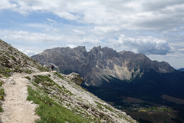 Fototapeta premium Wanderer am Rosengarten, Blick zum Latemar
