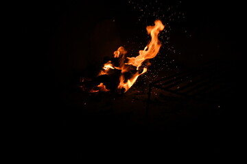 fuego, llama, fogata, fogata, calefaccion, caliente, noche, quemados, madera, acampar, llama, ardiente, anaranjada, rojo, chimenea, alumbrado, calentar, acampada, moreno, negro, arder, amarilla, pelig