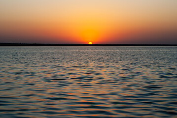 Obraz premium Beautiful sunset above the sea