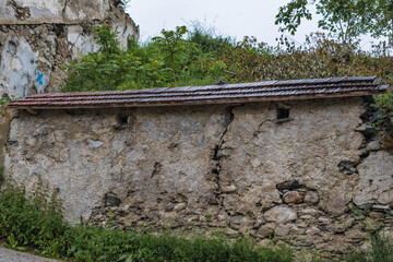 Alte rissige Mauer einer Ruine