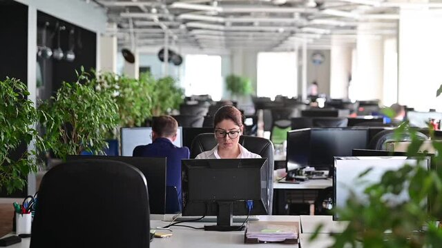 A woman freaks out and gets depressed from a mistake and breaks the keyboard on the monitor. Female manager gets angry and crashes a computer. Office clerk is stressed at work. Unstable psyche.