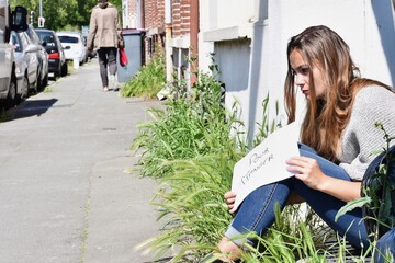 Jeune femme à la rue