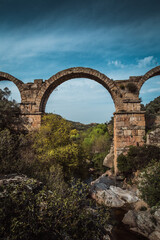 Fototapeta na wymiar stone aqueduct