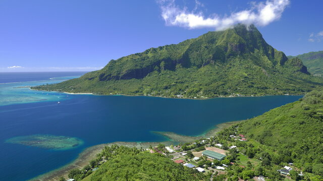sommet de Moorea face au lagon