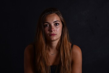 Jeune femme avec un soupçon de peur dans le regard