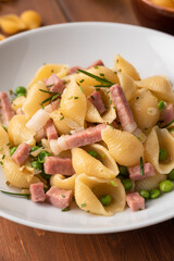 Piatto di pasta con prosciutto cotto, piselli e cipolla, Cucina Italiana