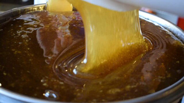 Filtrazione del miele ft0205_0693 Filtration of honey	