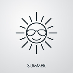 Concepto de vacaciones y viajes. Icono plano lineal sol alegre con gafas de sol y palabra SUMMER en fondo gris