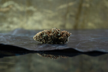 Flor de cannabis, cogollo de marihuana, legalizar, reflejos cristal, horizontal, fondo de pantalla, reflejo cristal, fondo con textura.