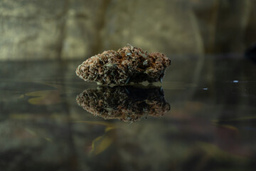 Flor de cannabis, cogollo de marihuana, legalizar, reflejos cristal, horizontal, fondo de pantalla, reflejo cristal.