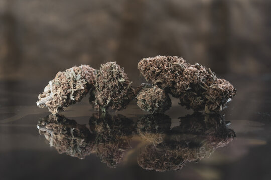Flor de cannabis, cogollo de marihuana, legalizar, reflejos cristal, horizontal, fondo de pantalla.