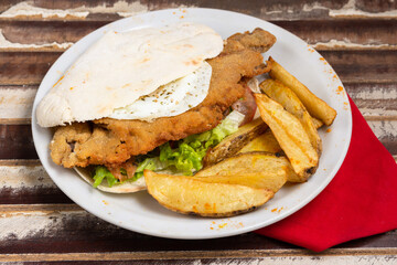 sandwich de milanesa con papas fritas