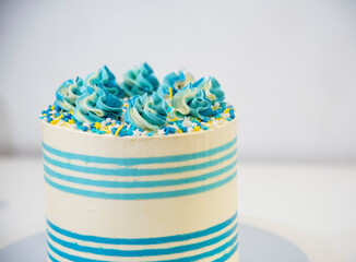 buttercream_cake_stripes_white_and_blue