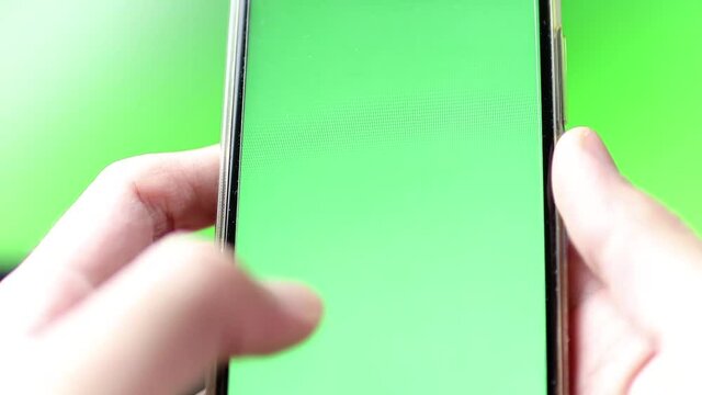 Segurando celular  com fundo em verde