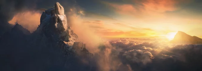 Poster Im Rahmen Schöne Luftlandschaft des Berggipfels bei Sonnenuntergang über den Wolken - Panorama © trafa