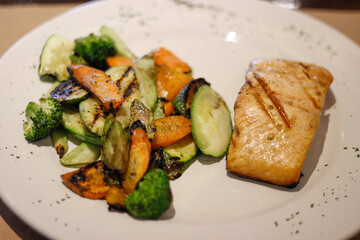 Filete de salmón a la parrilla acompañado de verduras al carbón 
