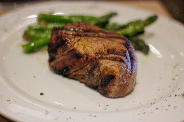 Corte de carne premium a la parrilla con espárragos 