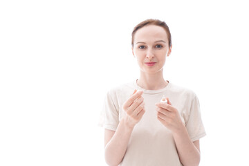 スキンケアをする若い女性