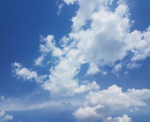 Fototapeta na wymiar white fluffy cloud weather and blue sky outdoor
