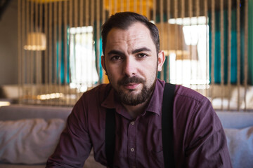 Obraz premium The young man is in a modern stylish cafe.