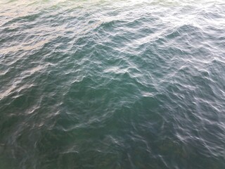 Fototapeta na wymiar waves in blue and green water in lake