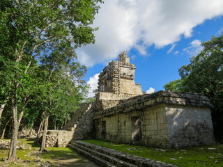 Fototapeta na wymiar perfil de templo maya en el tabasqueño mexico