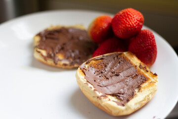 breakfast strawberries and but with nutella