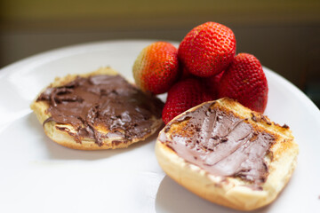 breakfast strawberries and but with nutella