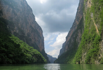 cielo agua entre las montañas del cañon del sumidero en chiapas mexico