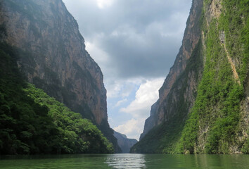 Fototapeta premium cielo agua entre las montañas del cañon del sumidero en chiapas mexico